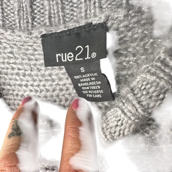 🔴 5 for $40 SALE!
Rue Gray Crop Light Weight Cable Knit Sweater size S - Picture 5 of 8